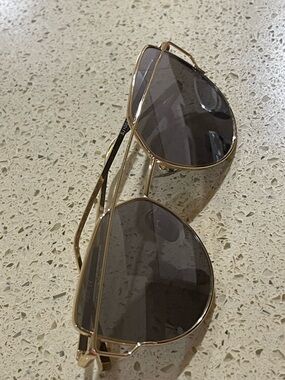 Gold Frame Black Lens Aviator Sunglasses for Women - Sleek Metal Design